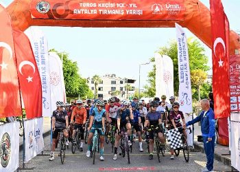 Zirveye pedalladılar