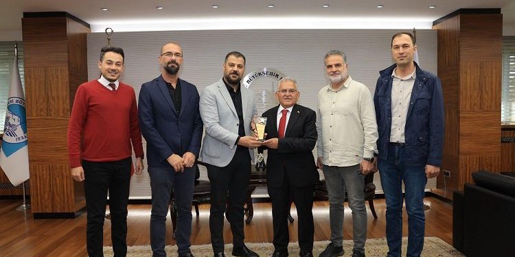 KAYMOS yönetiminden Büyükkılıç’a plaket